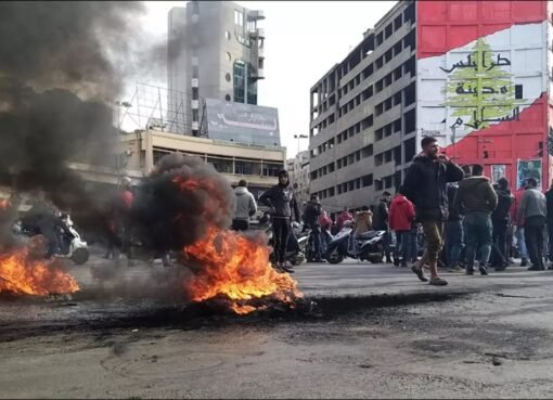 تجدد المواجهات بين متظاهرين وقوات الأمن في مدينة طرابلس شمال لبنان