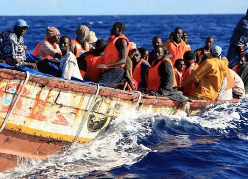 إنقاذ 24 مهاجرا في عرض البحر وإعادتهم الى فرنسا