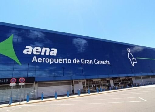 إسبانيا.. إغلاق مطار لاس بالماس مجددا بسبب الحمم المنبعثة من بركان “كومبري فييخا”